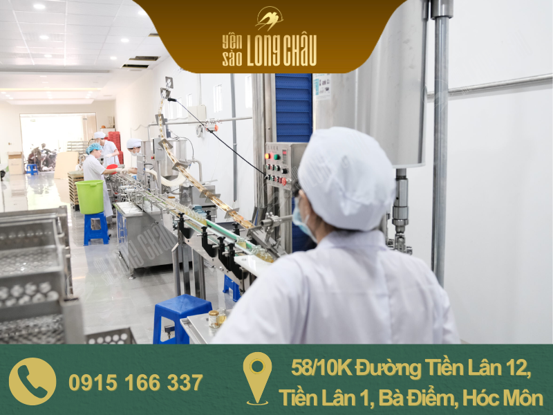 Máy siết nắp tự động và người đang vận hành máy