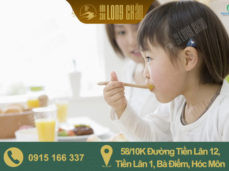 bé đang ăn yến